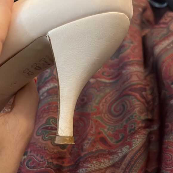 Karine Arabian Paris White leather shoes European 39 US 7 1/2. 3 inch heel - Picture 8 of 8